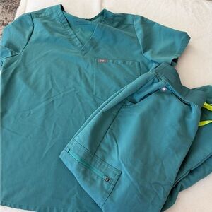 Figs Scrub Set in Cactus Marine Catarina Top Zamora Joggers Medium F17